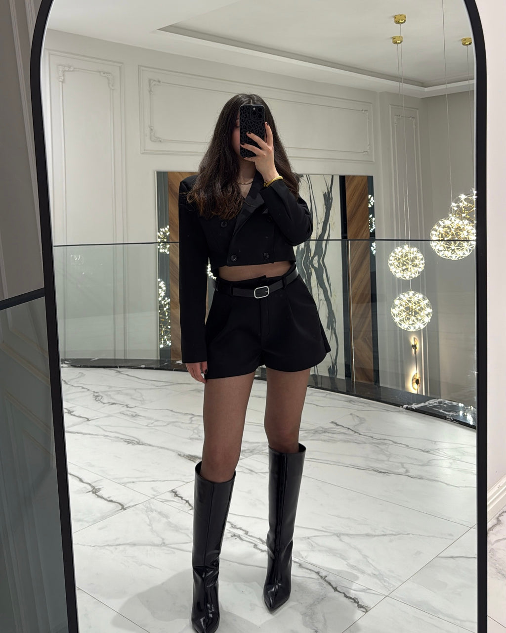 HİLORA City Chic Siyah Crop Blazer & Kemerli Şort Takım